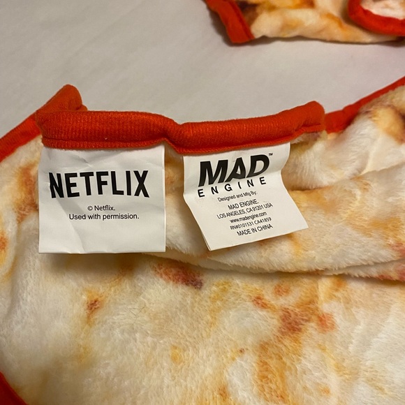 Official Netflix Movie Night Popcorn Blanket & Netflix Logo Pillow Cover Set - Picture 11 of 12